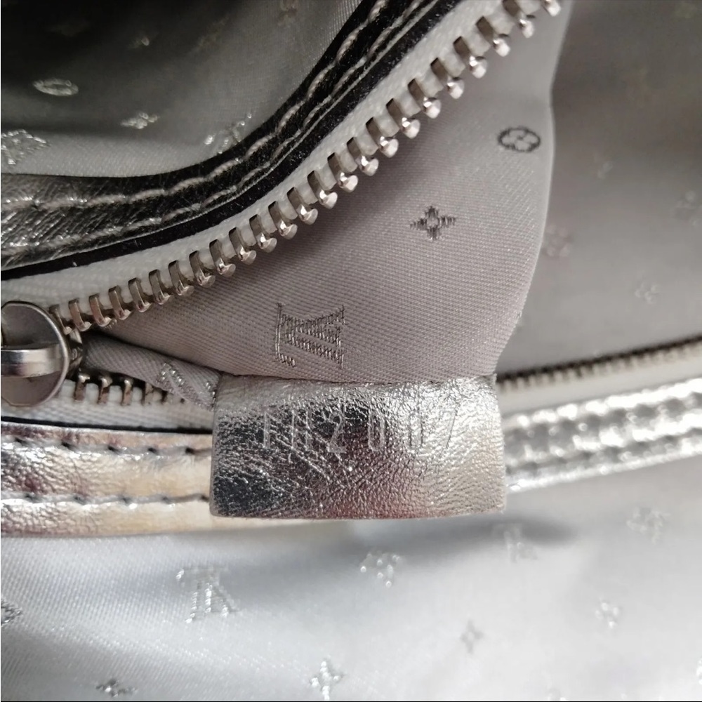 Authentic Louis Vuitton Suhali Lockit MM Silver - EUC - Rare piece from 2007 - Picture 11 of 11